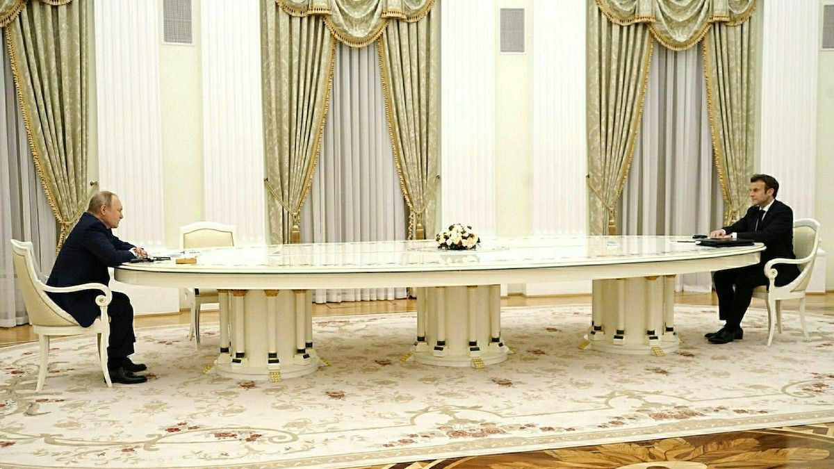 Proč tak dlouhý stůl? Macron v Kremlu odmítl test na covid, aby Moskva neměla jeho DNA